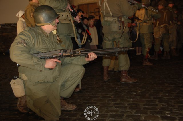 ussoldierwithcapturedmg42.jpg