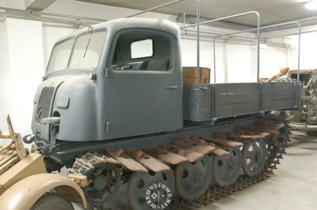 raupenschlepperoststeyr1500alighttruck.jpg