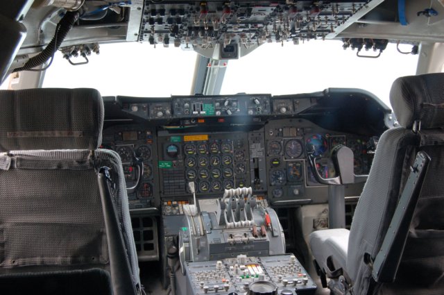 boing737cockpitinteriorview.jpg