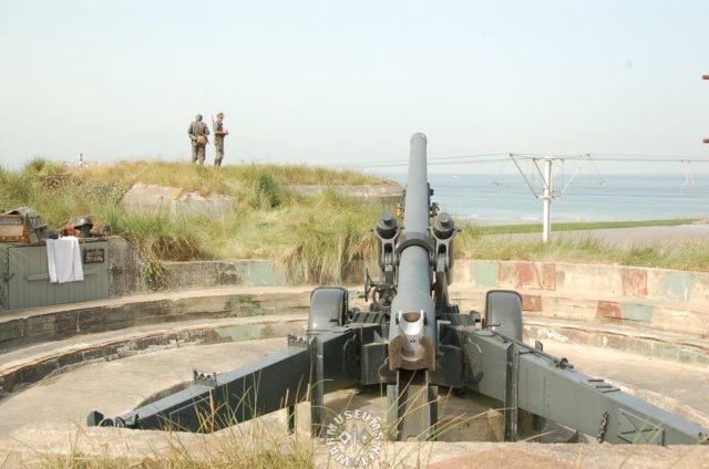 cmk370artycanonwithtwogermansentinels.jpg