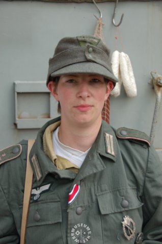 germanfemalesoldier.jpg