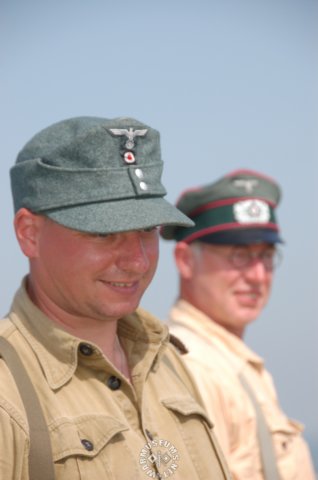 germansoldierwithofficerinthebackground.jpg