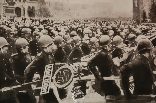 photoofthemoscowparadeaftervictory.jpg