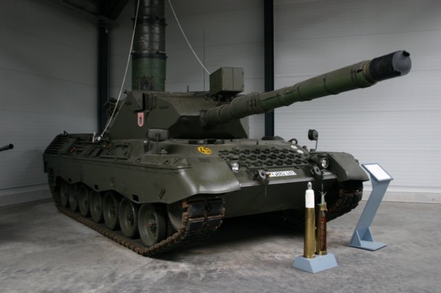 westgermanleopard1withriverunderwatercrossingequipment.jpg