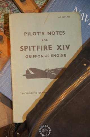 pilotsnotesforspitfirexiv.jpg