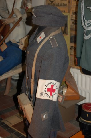 germanredcrossuniform2.jpg