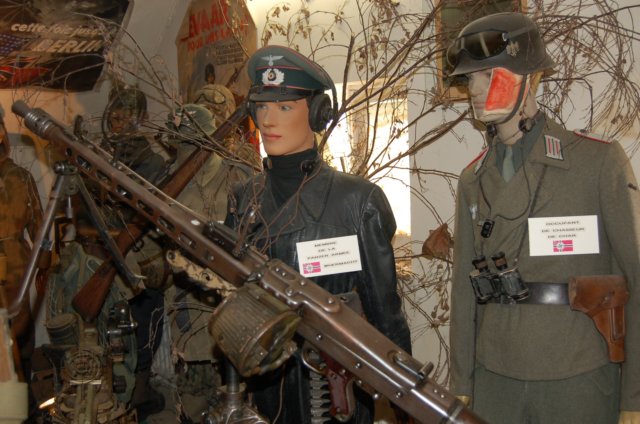 germantankandantitankcrewmenwithmachinegun.jpg