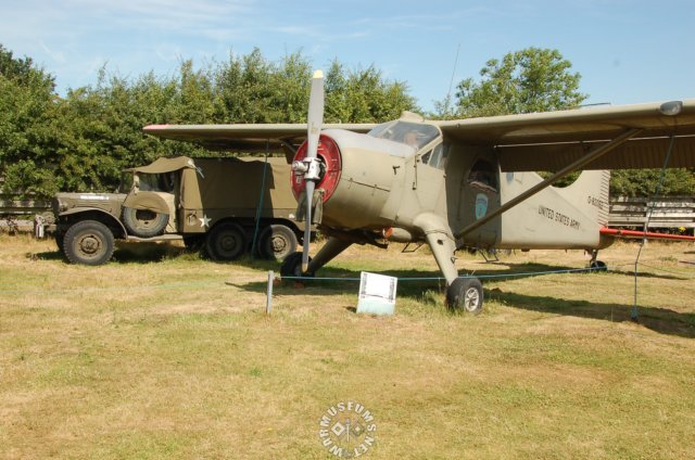 dodgewc62withdehavillandbeaverdhc2l20canada1947.jpg