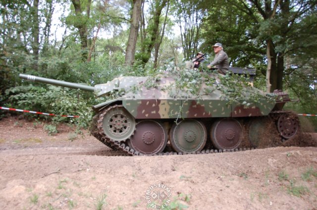 jagdpanzer38hetzerleftsideview.jpg