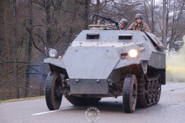 germansdkfz251headingtothefront.jpg