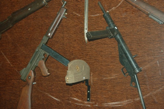 usthompsonandbritishstensubmachineguns.jpg