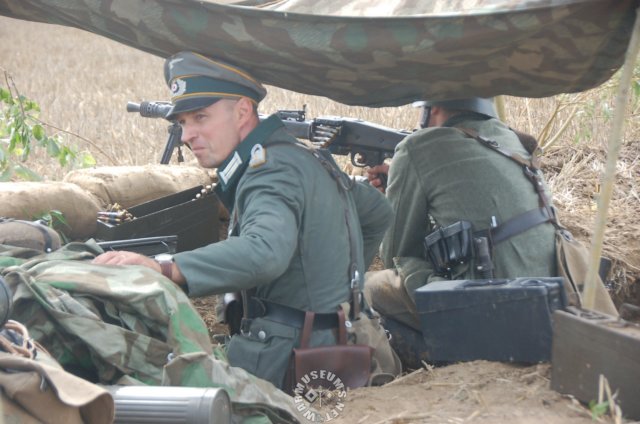 germanofficerwithmachinegunner.jpg