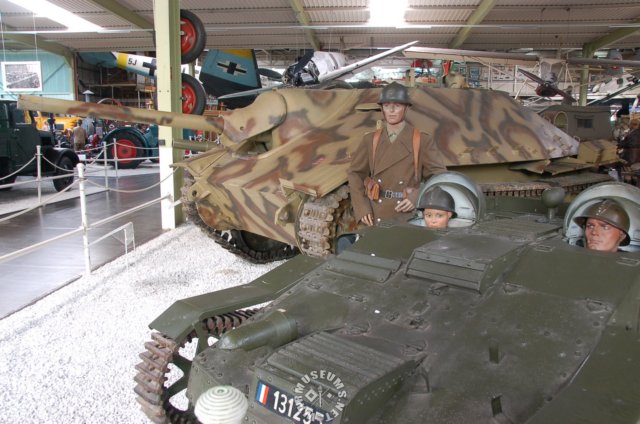 jagdpanzer38hetzerbehindarenaultchenillette1938.jpg