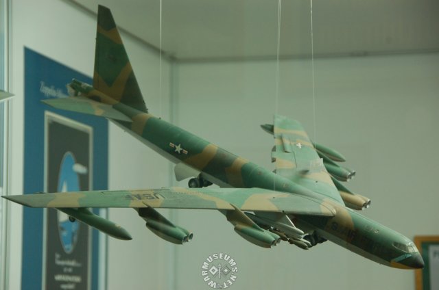 b52scalemodel.jpg