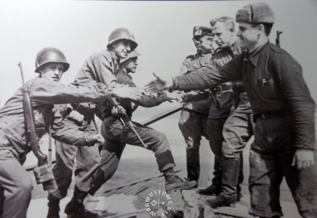 alliedwesternsoldiersmetrussiansintorgau1945.jpg