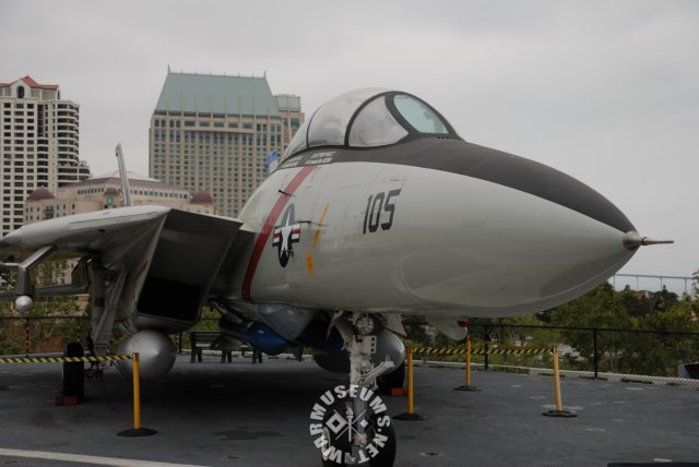 f14tomcatrightfrontview.jpg