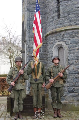 ussoldierswithflag5.jpg
