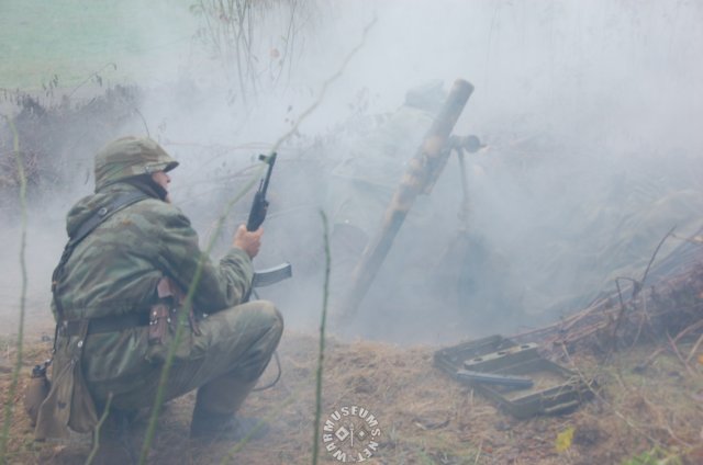 mortarteamwithsoldierusingsturmgewehr44.jpg