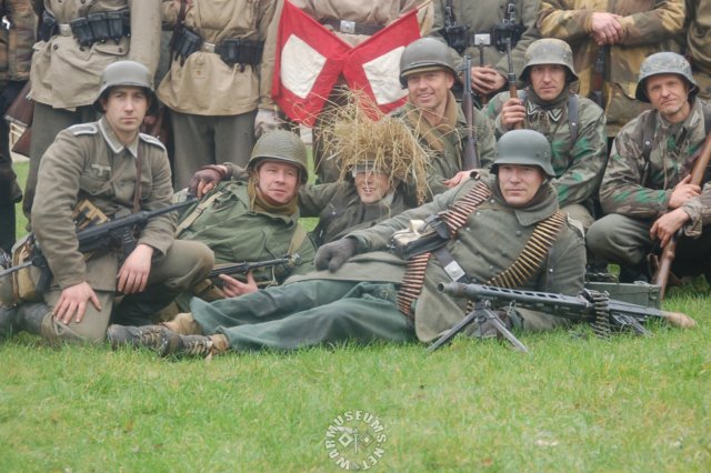 zoomongermanandamericanreenactors.jpg