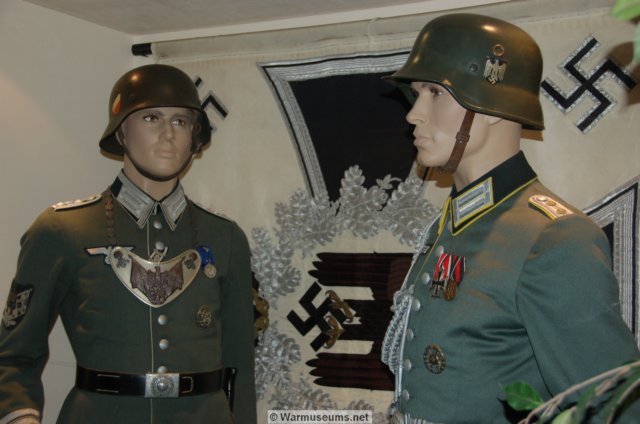 05 German soldiers with ceremony uniforms