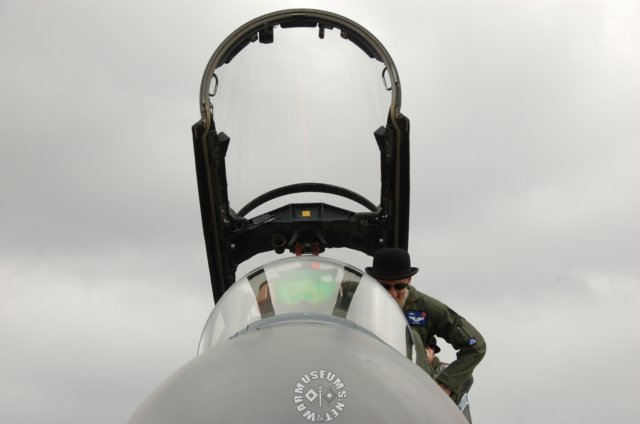 f15cockpit2.jpg
